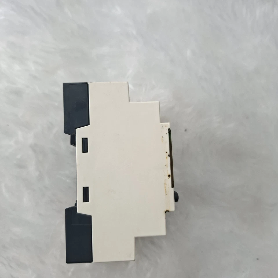 Schneider Electric Zelio SR2 B121BD Compact Smart Relay 24VDc SR2B121BD